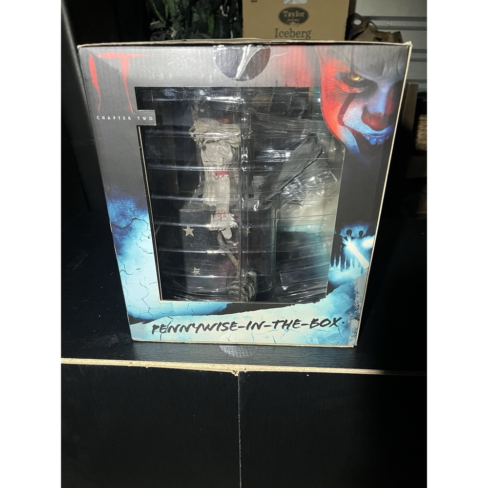 Pennywise in the Box IT CHAPTER TWO‎  PVC Diorama Diamond Select. - Picture 5 of 8